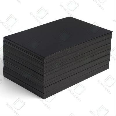 Un buon prezzo. Cartoncino nero in pasta vergine al 100% ad alta rigidità, da 120 g/m² a 450 g/m², personalizzabile in linea